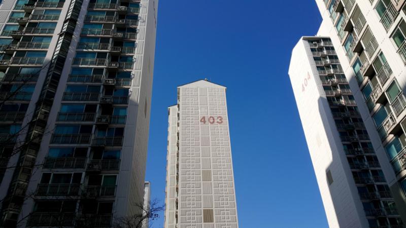 2000년 07월에 입주한 단지이지만 외관이 깔끔하게 관리되고 있어 신축아파트 같은 단지외형 모습이에요