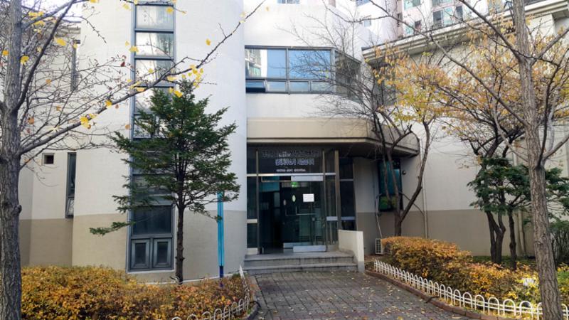 단지 내 관리사무실은 입주민이 불편함 없이 단지생활을 할 수 있도록  각종 민원이나 편의를 돕기위해 단지 한쪽에 위치해 있어요