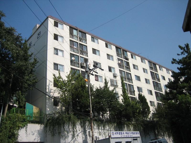 저층 아파트의 무난한 디자인의 단지 외형 입니다