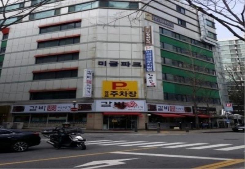 웃기네